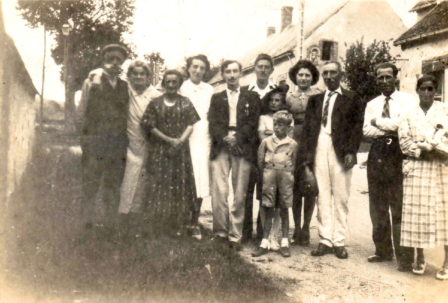 Photo de famille � Marcilly le Hayer  - Juin 1941 (Coll. J-L. Bretet)